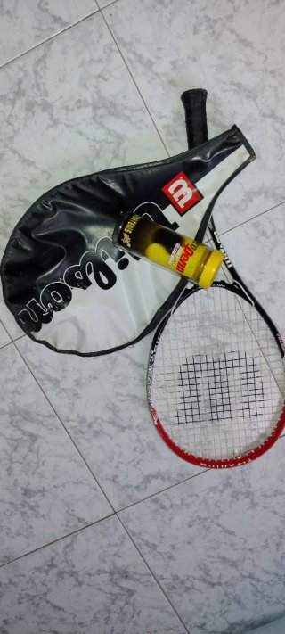 Raqueta de tenis Wilson con funda y pelotas