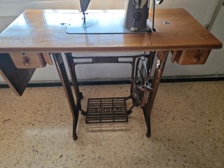 Máquina de coser Singer con mueble