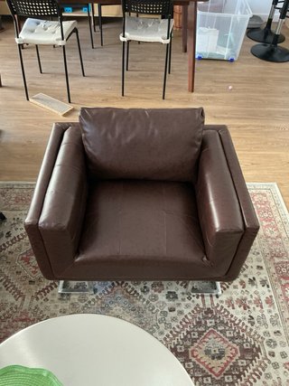 Sillón de piel marrón