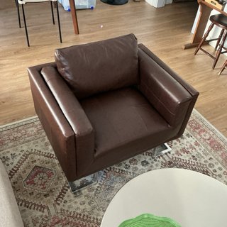 Sillón de piel marrón