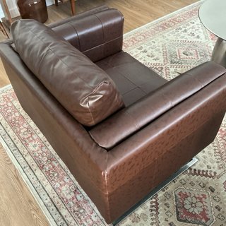 Sillón de piel marrón