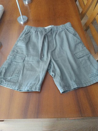 Pantalones cortos grises y pantalones verdes Pull&