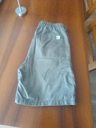 Pantalones cortos grises y pantalones verdes Pull&