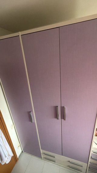 Armario modular morado y blanco