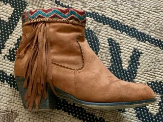 Botines Marrones con Detalles Multicolor