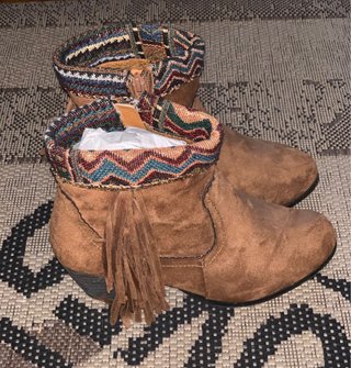 Botines Marrones con Detalles Multicolor
