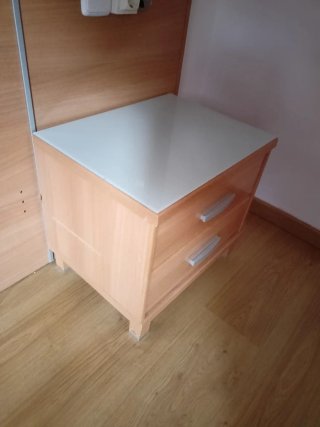 Sinfonier y mesitas de noche de madera