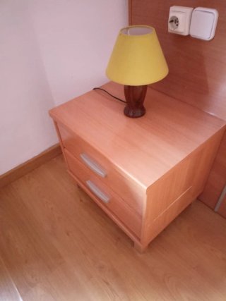 Sinfonier y mesitas de noche de madera