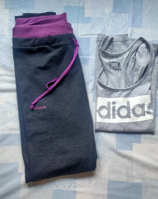 Lote Pantalón Desigual y Camiseta Adidas. Lote 7 €