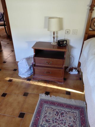 Cómoda de madera oscura con espejo
