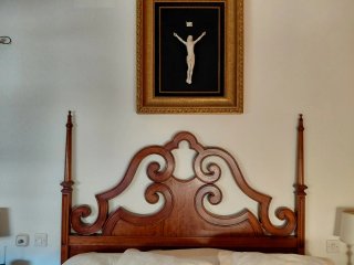 Cómoda de madera oscura con espejo