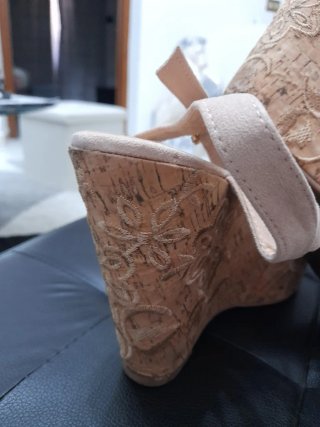 Sandali beige camoscio con ricami