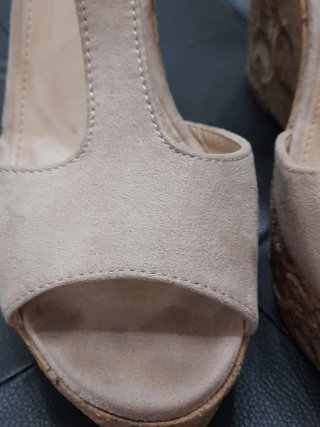 Sandali beige camoscio con ricami