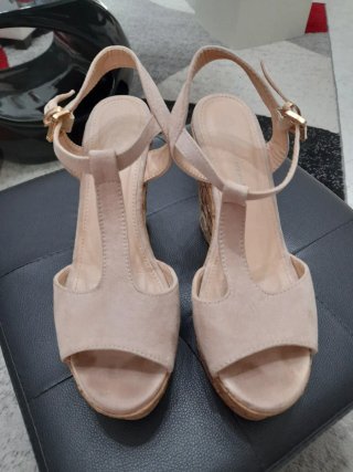 Sandali beige camoscio con ricami