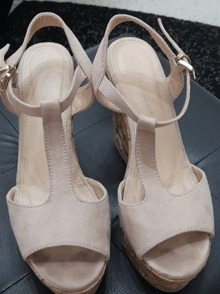 Sandali beige camoscio con ricami