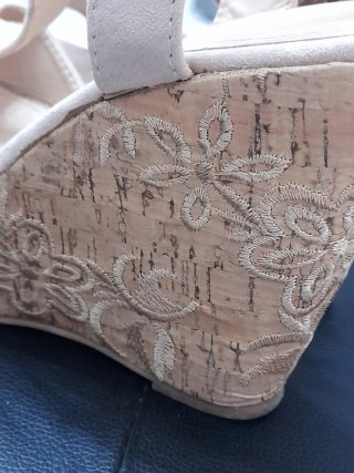 Sandali beige camoscio con ricami