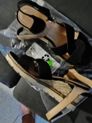 Sandalias de cuña negras y beige T38