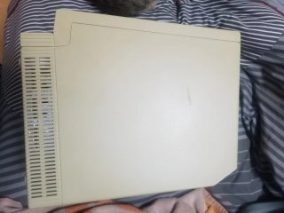 Macintosh SE de Apple Inc., década de 1980.  Bol