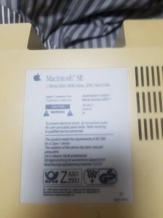 Macintosh SE de Apple Inc., década de 1980.  Bol