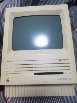 Macintosh SE de Apple Inc., década de 1980.  Bol