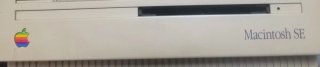 Macintosh SE de Apple Inc., década de 1980.  Bol