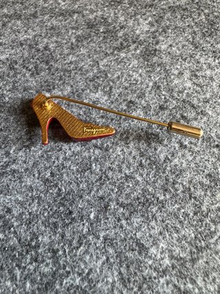 Alfiler zapato tacón rojo Salvatore Ferragamo