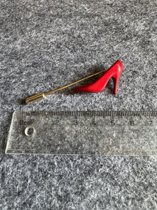 Alfiler zapato tacón rojo Salvatore Ferragamo
