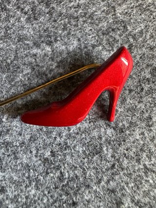 Alfiler zapato tacón rojo Salvatore Ferragamo