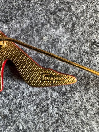 Alfiler zapato tacón rojo Salvatore Ferragamo