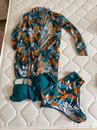 Costume e copricostume floreale