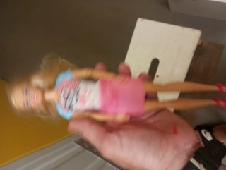 Muñeca Anlily con falda rosa y camiseta