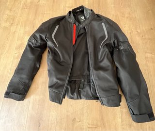 Chaqueta Moto Revit Negra, ribete rojo. Esta nueva