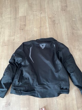 Chaqueta Moto Revit Negra, ribete rojo. Esta nueva
