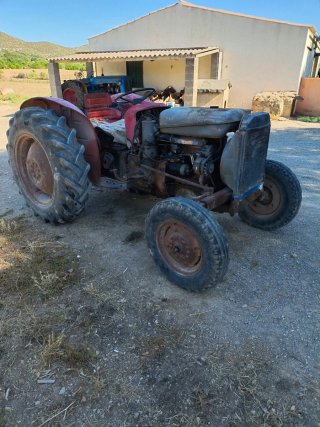 Tractor rojo