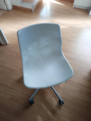 Silla IKEA blanca con ruedas
