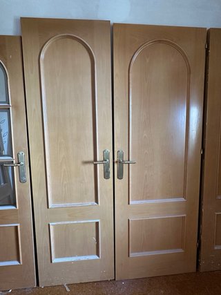 Puerta de madera con cristal