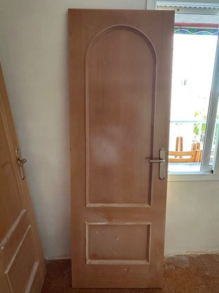 Puerta de madera con cristal