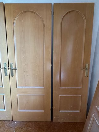 Puerta de madera con cristal