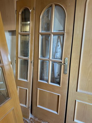 Puerta de madera con cristal