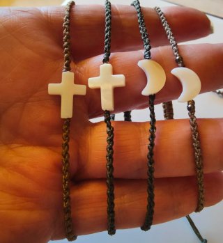 Pulseras de amistad con lunas y cruces de nacar