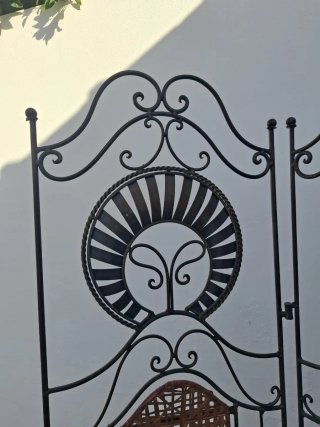 Biombo decorativo de forja y mimbre