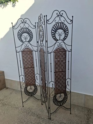 Biombo decorativo de forja y mimbre