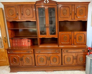 Mueble de salón de madera y cristal