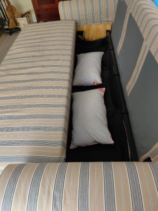 Sofá cama matrimonio tela beige y marrón.