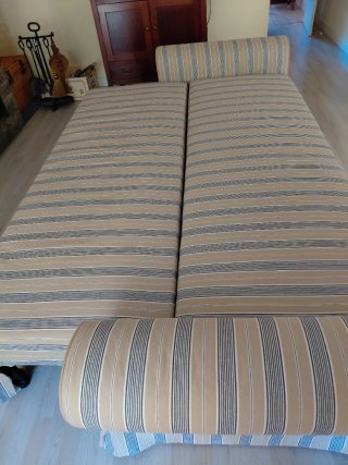 Sofá cama matrimonio tela beige y marrón.