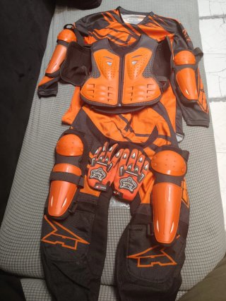 Casco moto campo  naranja y traje y proteccion