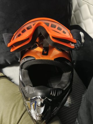 Casco moto campo  naranja y traje y proteccion