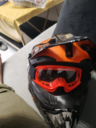 Casco moto campo  naranja y traje y proteccion