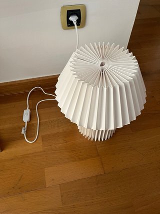Lámpara de mesa plisada de papel