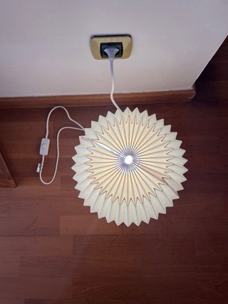 Lámpara de mesa plisada de papel